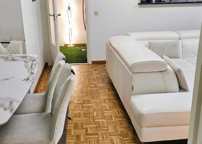 Meublee A Uccle בריסל