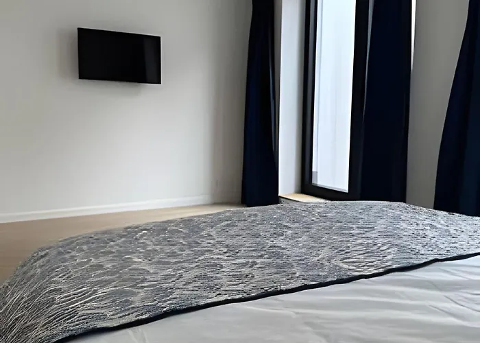 With Ensuite And Garden בריסל