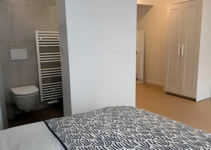 With Ensuite And Garden * בריסל