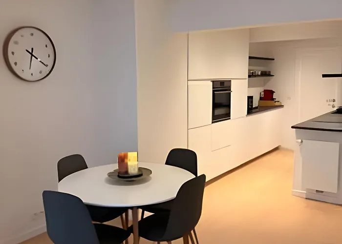 בית הארחה With Ensuite And Garden בריסל