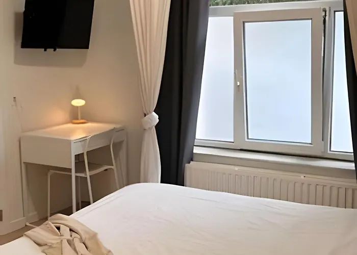 Comfortable 10 Min From Midi Station And 15 Min From Center Apartament *