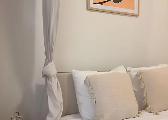 Comfortable 10 Min From Midi Station And 15 Min From Center