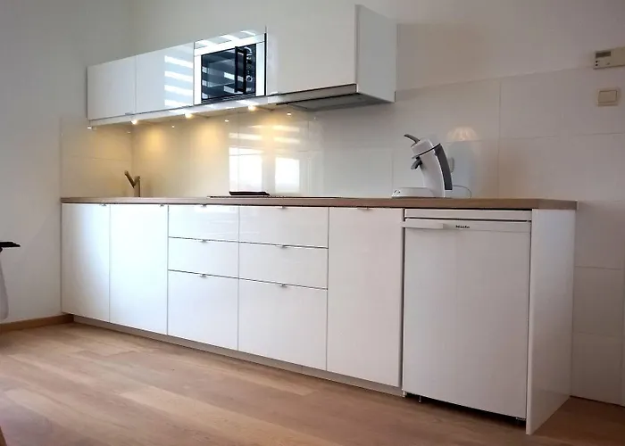 Almost White, Near Train, Metro N7688 Apartment