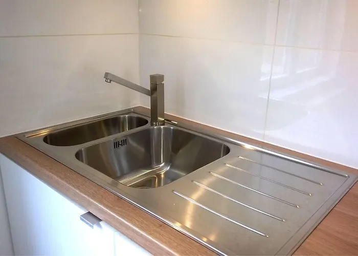 Almost White, Near Train, Metro N7688 Apartment