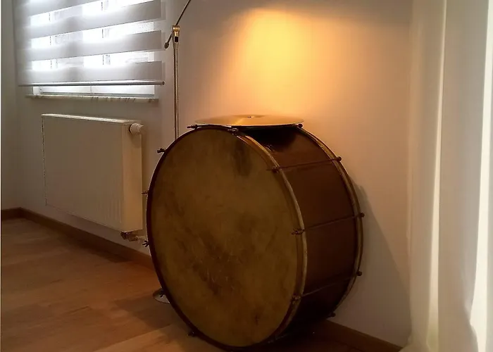 Apartment Almost White, Near Train, Metro N7688 *