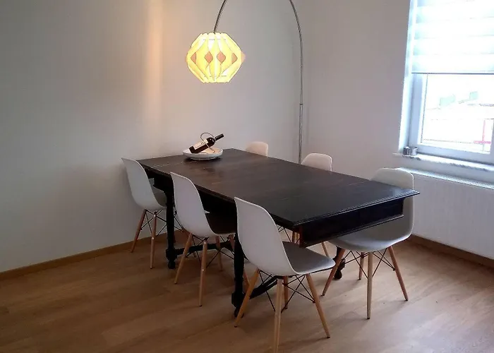 Almost White, Near Train, Metro N7688 * Bruxelas