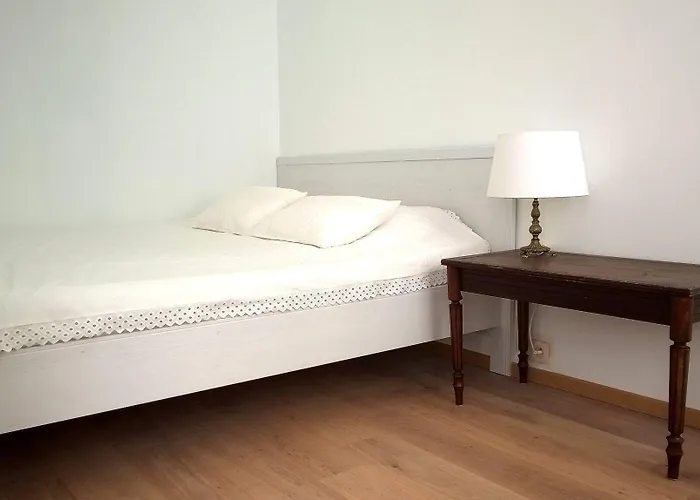 Almost White, Near Train, Metro N7688 Apartamento