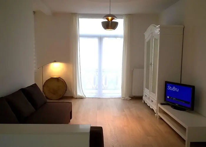 Almost White, Near Train, Metro N7688 * Bruxelas