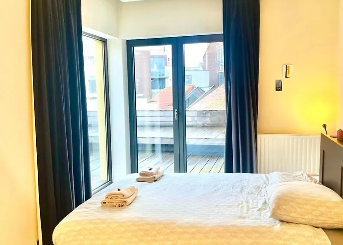 Elegant Quiet And Bright *