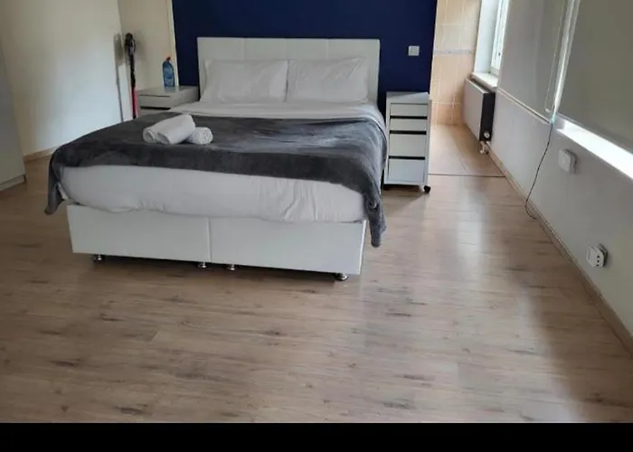 Les Pieds A La Grande Place *