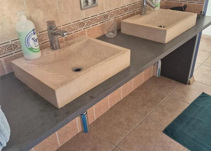 Les Pieds A La Grande Place *