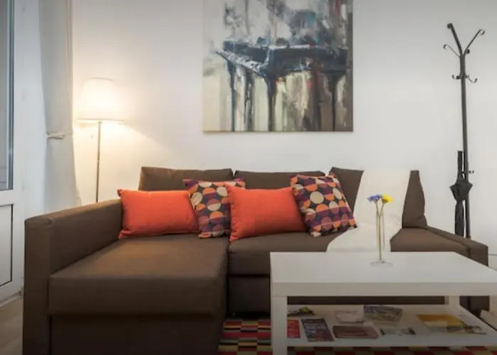 - Steps Grand Place - Local Vibrant Neighbourhood *