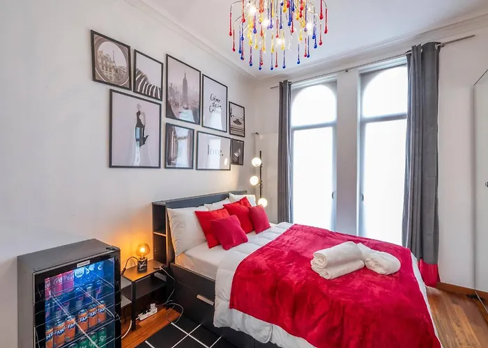 Euro Edens Cosy Historic In Jacuzzi, Garden, Location 3*