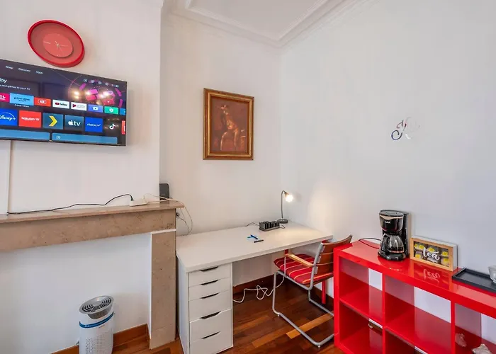 Euro Edens Cosy Historic In Jacuzzi, Garden, Location 게스트하우스