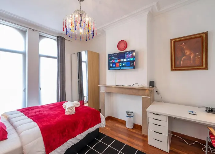 Euro Edens Cosy Historic In Jacuzzi, Garden, Location 게스트하우스 3*