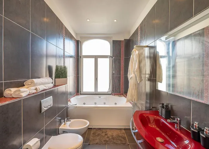 Euro Edens Cosy Historic In Jacuzzi, Garden, Location Affittacamere