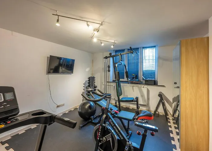 Euro Edens Cosy Historic In Jacuzzi, Garden, Location 3*