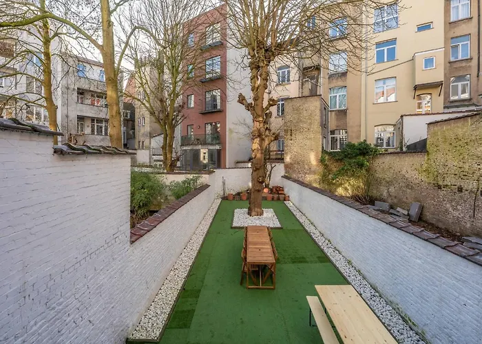 Euro Edens Cosy Historic In Jacuzzi, Garden, Location 게스트하우스