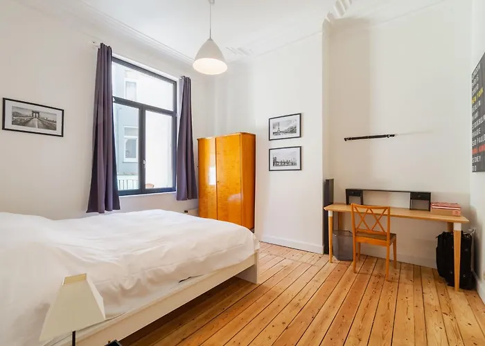 1 Bedroom W Kitchen And Bathroom In Trendy St Gilles * בריסל