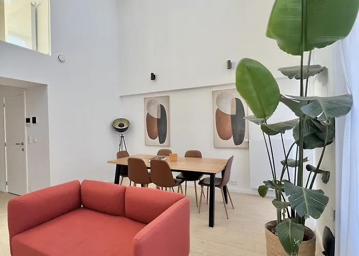 Chic & Bright Near Montgomery Brusel