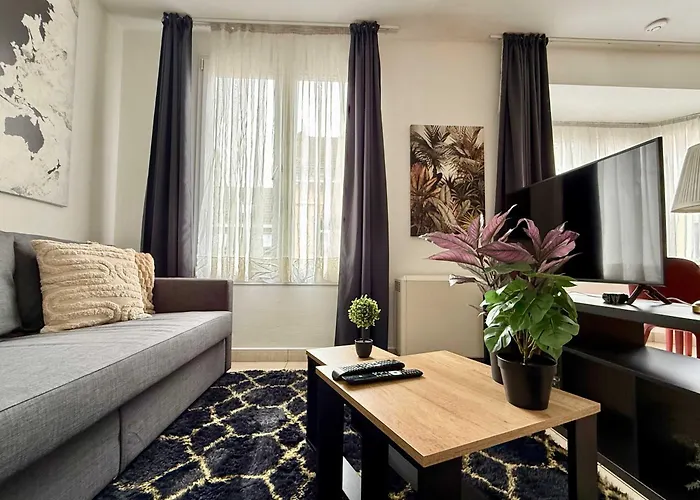 Elegant Close To The European Parliament Apartment *