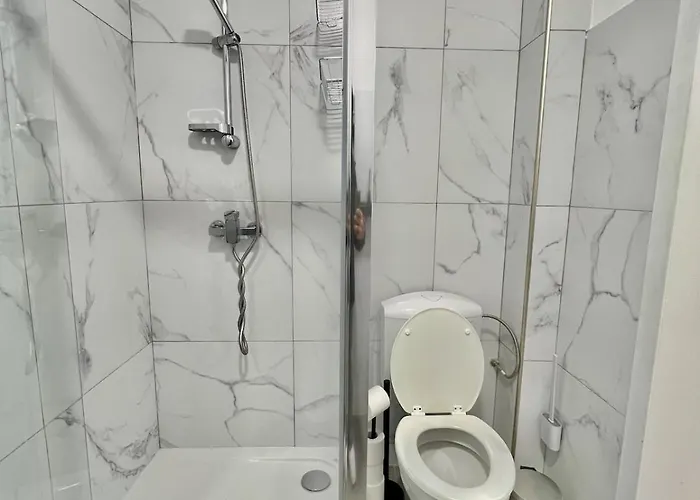 Апартаменты Spacious For 6 Near Center Of