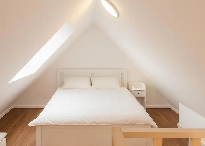 דירה Modern Loft 1br Sofa Bed 10min To Center בריסל