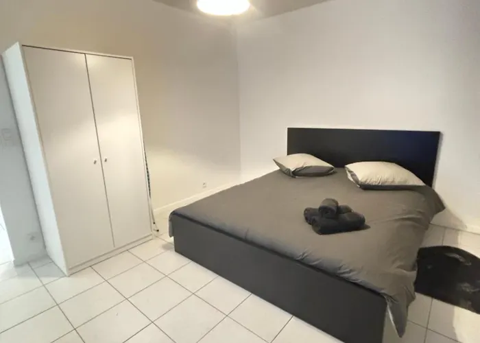 Appartement Modern 1br And Sofa Bed Near Airport *