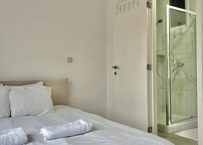 Apartment Spacious For 6 Near Center Of *