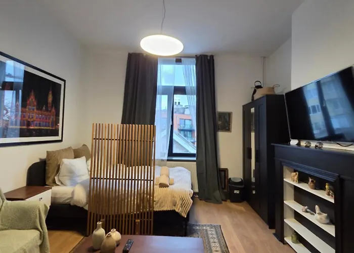 The Amber Lounge, 1040 *