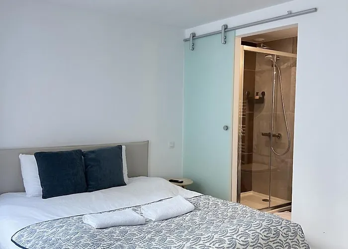 Modern & Elegant Near Montgomery Апартаменты