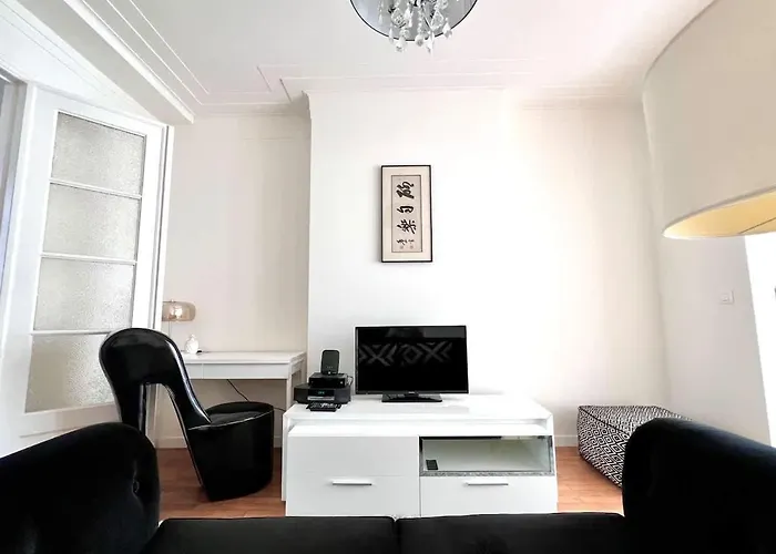 公寓 Chic Heart Of The With Balcony