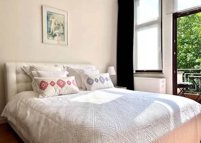 Chic Heart Of The With Balcony 布鲁塞尔