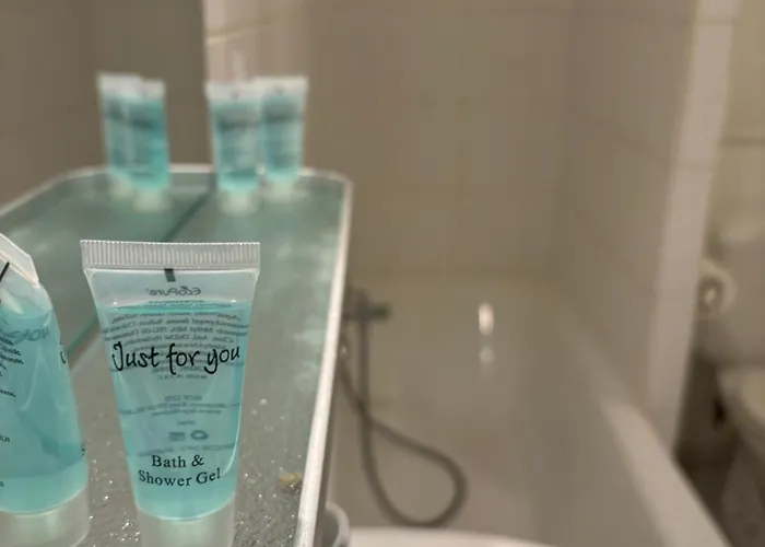 Modern 1br And Sofa Bed Near Airport Appartement *