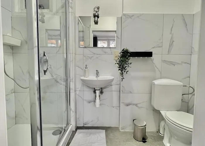 Апартаменты Spacious For 6 Near Center Of *