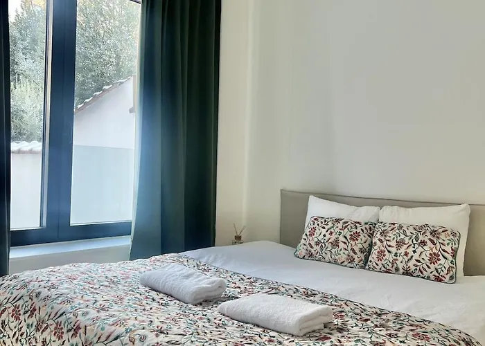 Modern & Elegant Near Montgomery דירה בריסל