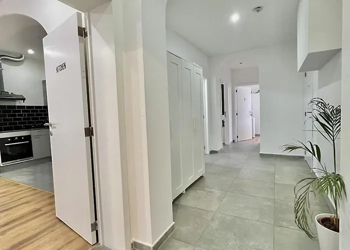 Spacious For 6 Near Center Of