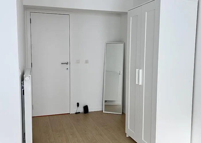 Modern & Elegant Near Montgomery דירה בריסל