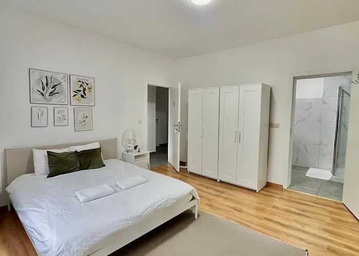 Spacious For 6 Near Center Of Apartmán *
