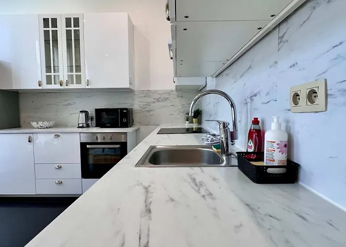 Cosy Family For Up To 9 Guests Near Midi Station Bruxelles