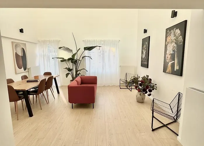 Chic & Bright Near Montgomery Brusel