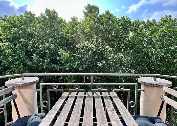 公寓 Chic Heart Of The With Balcony