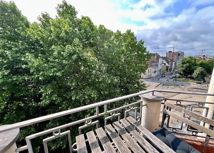 Chic Heart Of The With Balcony 公寓