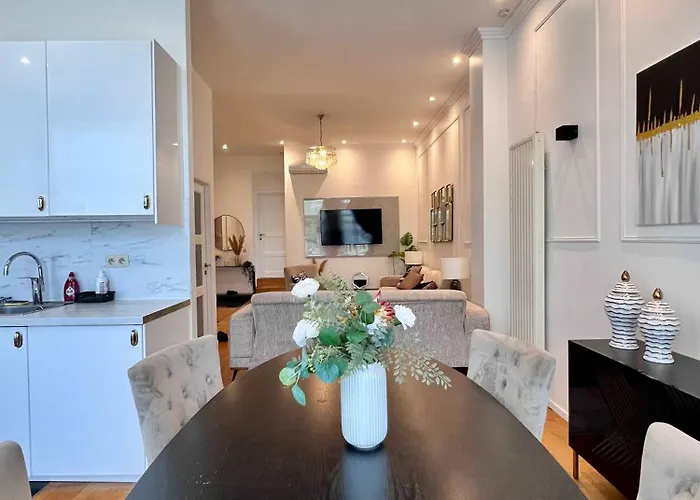 Cosy Family For Up To 9 Guests Near Midi Station Brusel