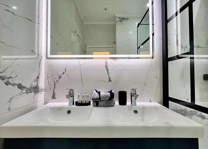 Cosy Family For Up To 9 Guests Near Midi Station