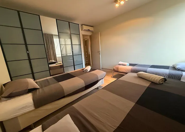 Golden Pearl In Centre Of Daire