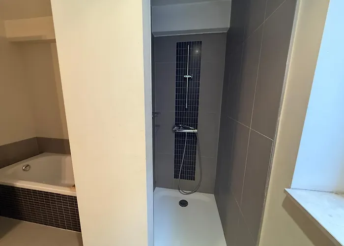 Golden Pearl In Centre Of Daire *