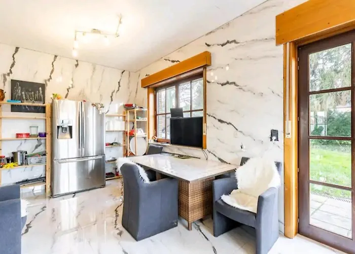 & Wellness Area Jacuzzi Sauna Massage Table * Brüssel