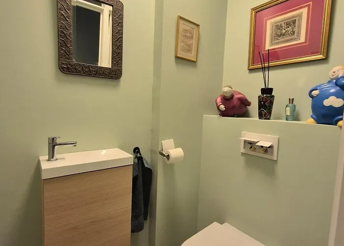 Δωμάτια σε οικογενειακή κατοικία Richy Stylish Balcony Brussels- Garden View- Shared Bathroom- Inclusive *