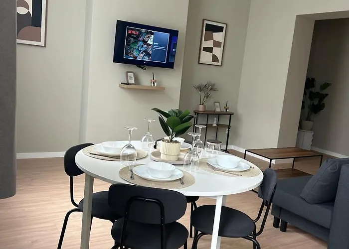 Elegant Renovated 2 Bedrooms Close To Transport *